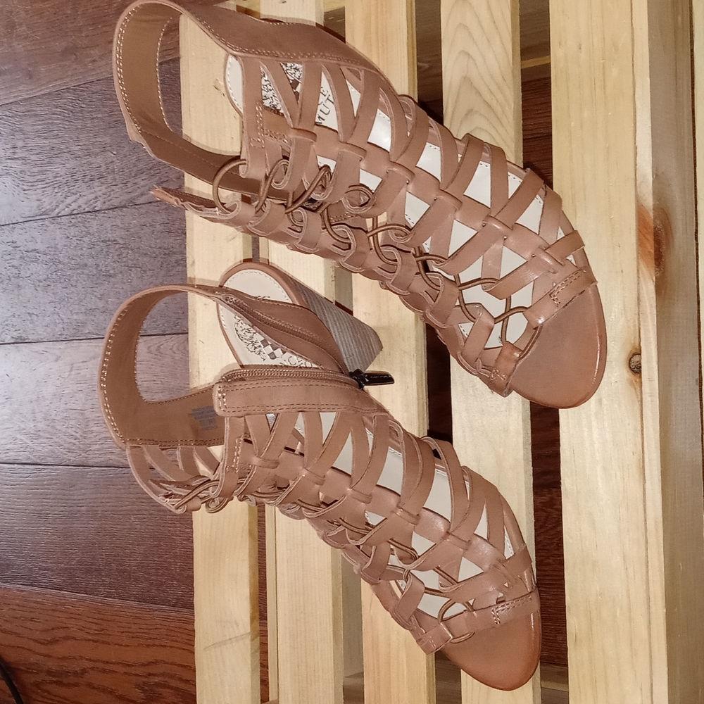 VINCE CAMUTO TAN HEELS (NEW) SHOES NEVER WORN